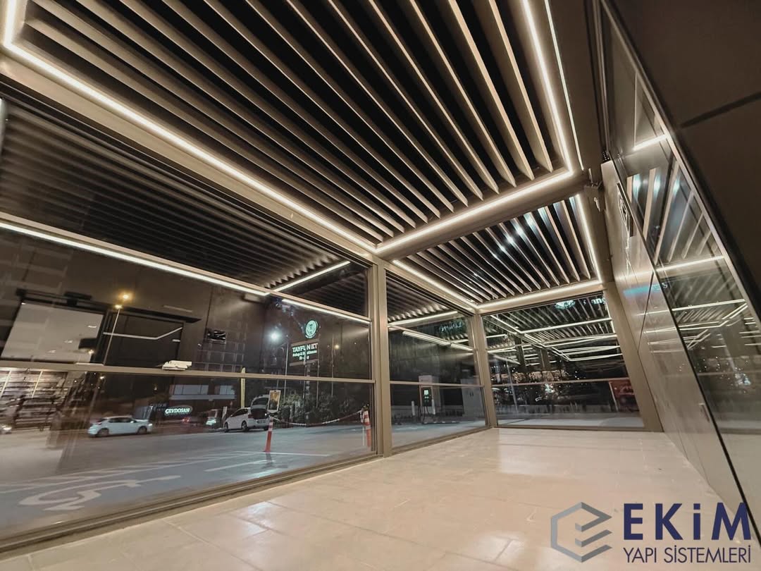 mekanlara değer katan rolling roof & giyotin cam sistemi çözümleri.gece de gündüz de aynı şıklık